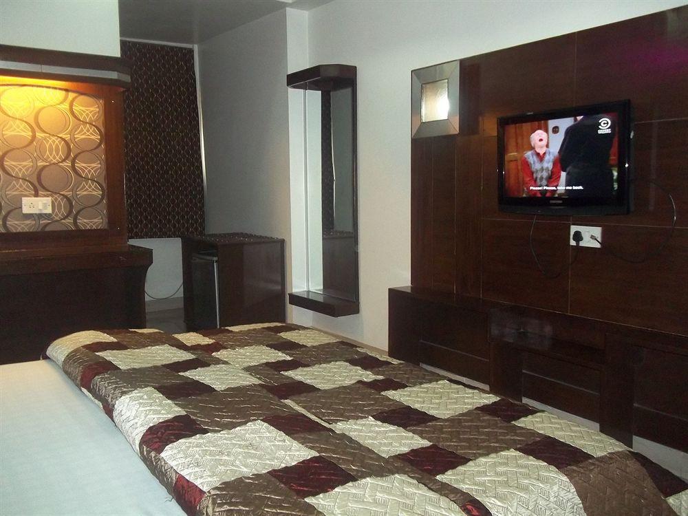 Hotel Mohan International Нью-Дели Экстерьер фото