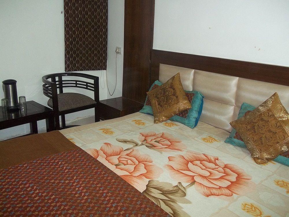 Hotel Mohan International Нью-Дели Экстерьер фото