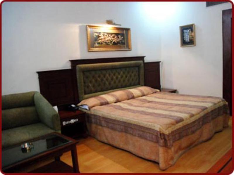 Hotel Mohan International Нью-Дели Экстерьер фото