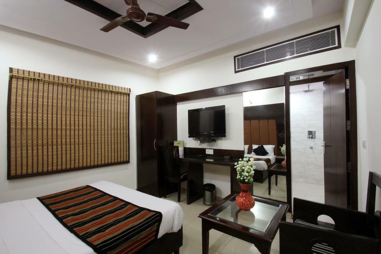 Hotel Mohan International Нью-Дели Экстерьер фото