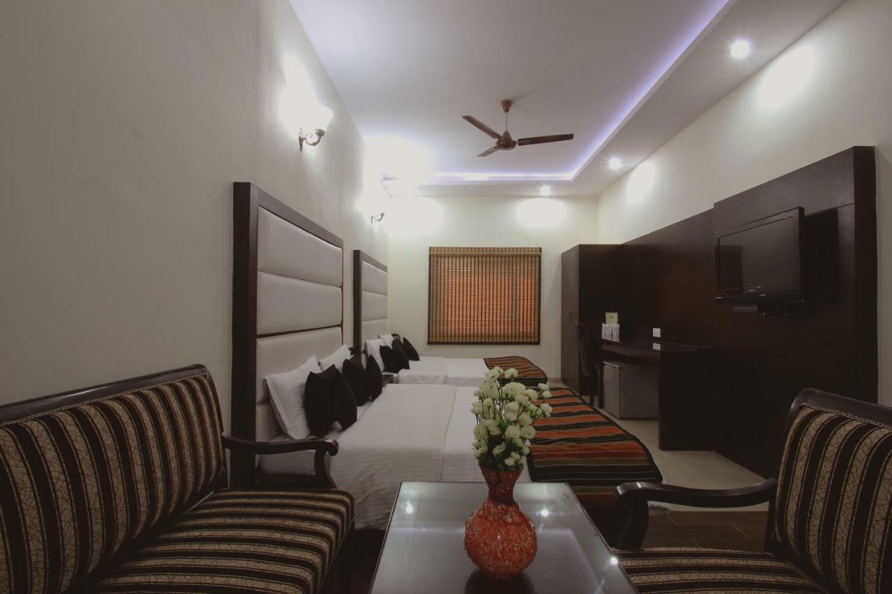 Hotel Mohan International Нью-Дели Экстерьер фото