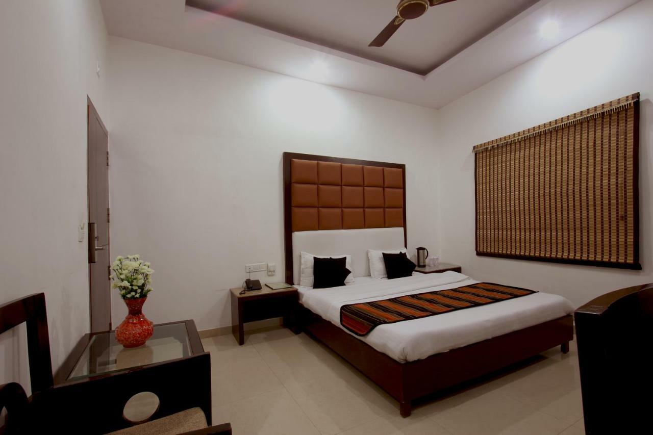 Hotel Mohan International Нью-Дели Экстерьер фото