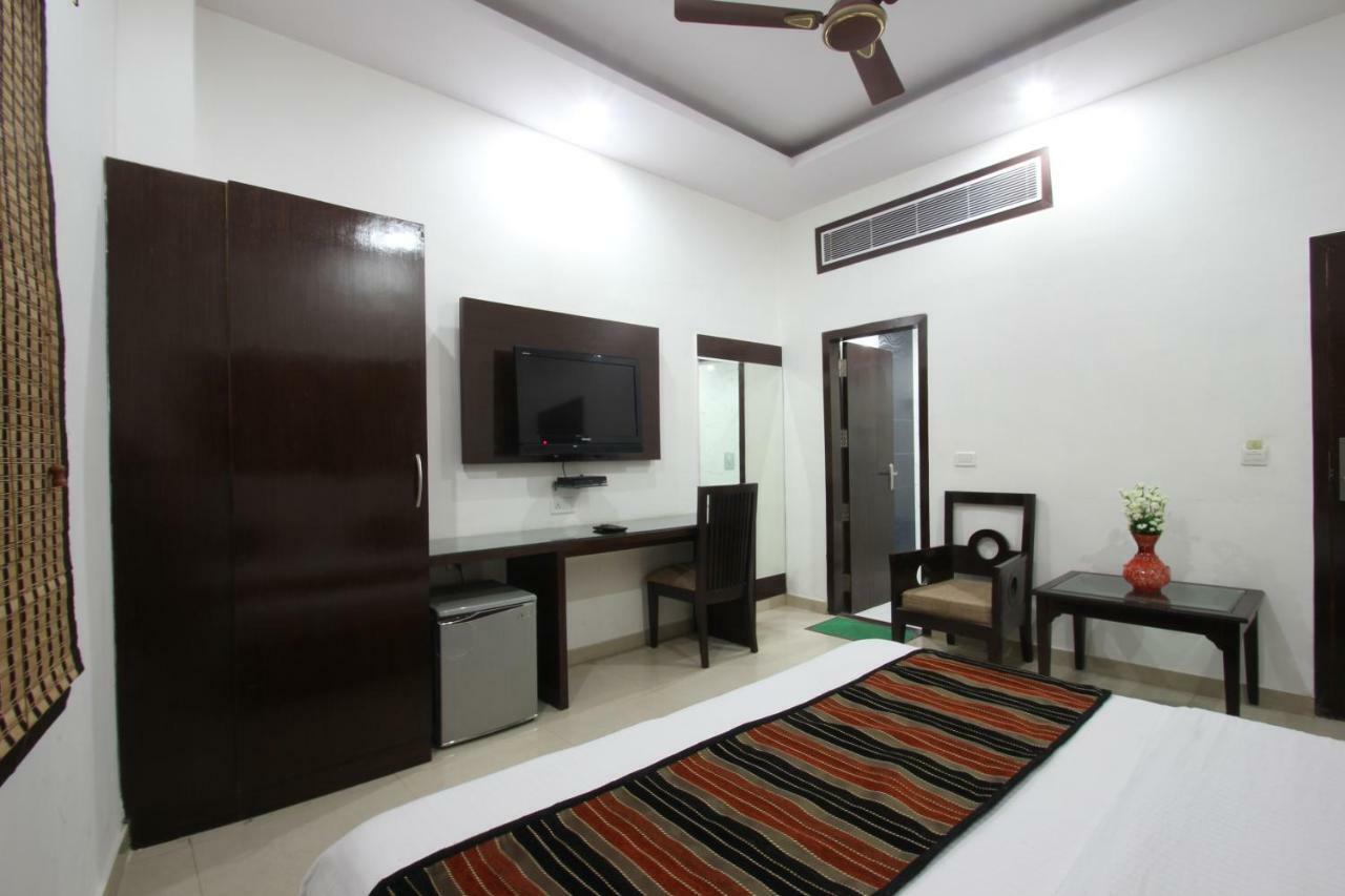 Hotel Mohan International Нью-Дели Экстерьер фото