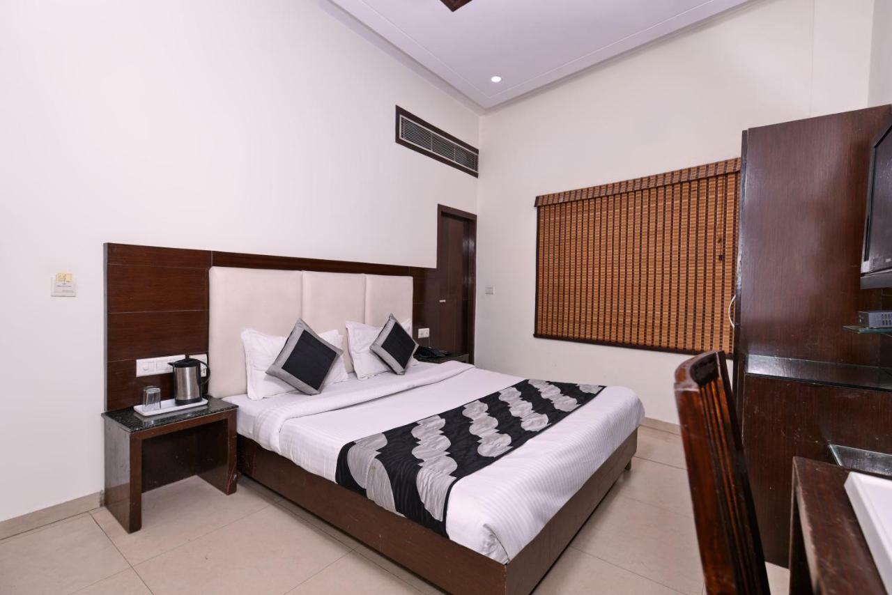 Hotel Mohan International Нью-Дели Экстерьер фото